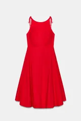 Vestido midi negro con cuello halter y falda acampanada con volumen.