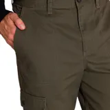 Pantalón cargo de corte recto en color verde oliva, con bolsillos laterales tipo sobre, bolsillos traseros con solapa y bolsillos cargo utilitarios en las piernas. Cuenta con cierre de cremallera y botón.