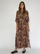 Vestido largo con estampado animal print en tonos marrones, de corte holgado y mangas 3/4. Incluye cinturón de la misma tela.