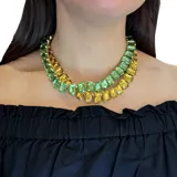 Collar corto de cristales rectangulares verdes y amarillos engarzados sobre base metálica dorada, con cadena para regular el largo.