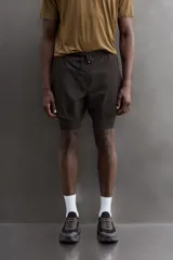 Pantalones cortos de entrenamiento 2 en 1 de color marrón, confeccionados por Zara Athleticz en tejido técnico ligero y elástico con malla interior. Cuenta con cintura elástica ajustable con cordón y bolsillos laterales.