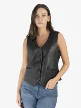 Chaleco negro de cuero con cuello en V, cierre frontal con botones y bolsillos delanteros.
