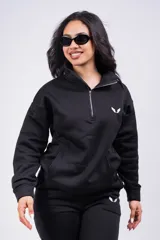 Buzo negro con cierre de media cremallera, cuello alto y logo bordado en el pecho.