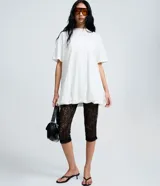 Vestido estilo camiseta de algodón, con cuello redondo, mangas cortas y diseño oversized con efecto balonê en el ruedo.