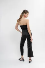 Pantalón fucsia de tafeta elastizada, corte recto, tiro alto y cierre invisible.