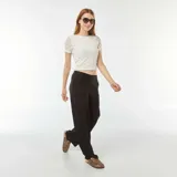 Pantalón negro de vestir, de corte ancho, con pinzas en la cintura y bolsillos laterales.