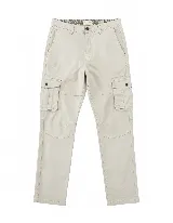 Pantalón cargo negro de corte recto sin puños, con bolsillos laterales con solapa y botón, bolsillos delanteros y traseros, y pasacintos en la cintura.