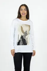 Remera de manga larga color blanco, con cuello redondo y estampa frontal artística que presenta siluetas de gatos con texturas de leopardo y tonos tierra.