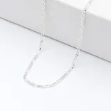 Cadena plateada de eslabones tipo fígaro, fabricada en plata 925.