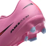 Championes de fútbol Nike Zoom Mercurial Vapor 16, color rosa con detalles en naranja y negro. Presentan tecnología Air Zoom en la suela para mayor amortiguación y tracción en superficies de césped natural.