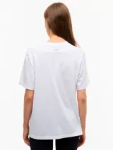 Remera de manga corta y cuello redondo en jersey de algodón, con calce regular y largo a la cadera.