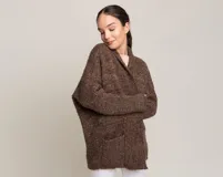 Cardigan marrón de tejido boucle, corte amplio, con cuello solapa y bolsillos frontales.