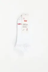 Pack de tres pares de medias tobilleras blancas marca Levi's, con logo en color rojo.