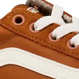 Championes Vans modelo Ward Platform, color marrón con suela de plataforma blanca y la clásica franja lateral en color blanco.