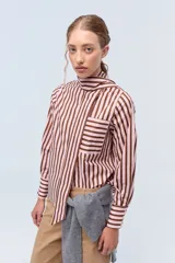 Camisa de corte amplio a rayas verticales color marrón y rosa, con cuello alto con lazo.