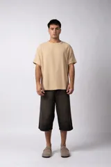 Remera de corte regular confeccionada en una mezcla de rayón y lino con textura entramada. Presenta cuello redondo, mangas cortas y un diseño de inspiración rústica y liviana.