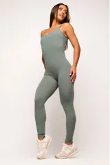 Jumpsuit deportivo de una pieza, color verde militar, con breteles finos y diseño ajustado al cuerpo. Presenta un corte estratégico que realza la figura y espalda escotada.