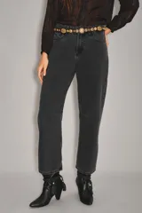 Jean de corte barrel, color negro, con diseño de pierna curva y holgada. Presenta cierre frontal con botón y bolsillos laterales.