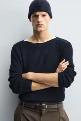 Jersey de manga larga, color azul marino, con cuello barco y calce relajado. Tejido en algodón con acabado mercerizado.