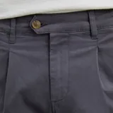 Pantalón de corte relaxed fit en color beige, confeccionado en tejido de algodón con spandex. Presenta pinzas frontales, cierre de botón y bolsillos laterales y traseros.