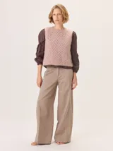 Chaleco de punto con textura jaspeada, cuello redondo y corte recto, diseñado para superponer sobre otras prendas.