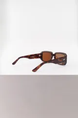 Lentes de sol negros con marco rectangular grueso y logo LMT en la patilla.