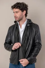 Campera de cuero negro con capucha gris desmontable, cierre frontal, bolsillos con cierre y detalles de hebillas en el cuello y la cintura.