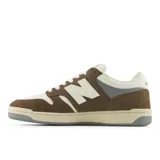 Championes urbanos New Balance modelo 480, inspirados en siluetas clásicas de baloncesto. Presentan una combinación de colores marrón, crema y gris, con detalles en gamuza y cuero sintético, suela de goma resistente tipo cupsole y el logo N característico en los laterales.