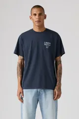 Remera Levi's de corte relajado, color azul marino, de manga corta y cuello redondo, con pequeño estampado gráfico en el pecho con el logo de la marca.