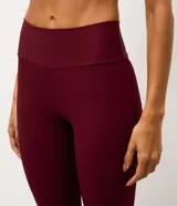 Pantalón legging deportivo de tiro alto, confeccionado en microfibra acanalada con textura. Presenta un ajuste ceñido al cuerpo y largo hasta el tobillo.