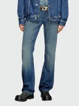 Pantalón de jean Diesel modelo 1985 Larkee, de corte recto, color azul con lavado medio y detalles de desgaste.