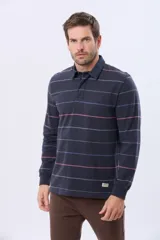 Remera tipo polo de manga larga en color azul marino con diseño de rayas horizontales finas en tonos contrastantes. Presenta cuello clásico, cartera con botones y puños elásticos.