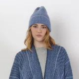 Gorro de lana tejido a rayas horizontales en dos tonos de azul.