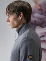 Campera tipo fleece de Benson & Thomas, con cierre frontal completo, cuello alto y textura acolchada en el panel frontal. Posee puños y ruedo acanalados.