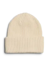 Gorro de lana tejido en punto acanalado de color beige claro, con diseño simple y vuelta.