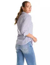 Camisa de algodón a rayas verticales azules y blancas, con cuello solapa y cierre frontal de botones decorados con strass. Presenta aplicaciones de strass en la parte superior delantera, pinzas de entalle y mangas tres cuartos.