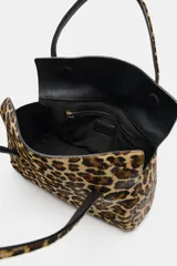 Bolso de hombro de piel con textura, diseño de estampado animal print, doble asa de hombro, bolsillo interior con cremallera y cierre mediante solapa con botón imantado.