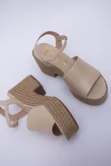 Sandalias color beige con plataforma forrada en cuerda y capellada en cuero.