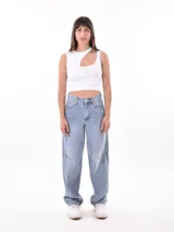 Musculosa negra de punto acanalado, con un diseño asimétrico en el escote que deja un hombro al descubierto.