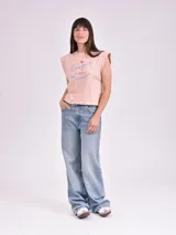 Remera rosa de algodón con cuello redondo y mangas cortas con hombreras. Estampado frontal con la palabra 'Rougir' en azul y la frase 'Des Sentiments' en negro.