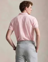 Remera polo de algodón color rosado, corte Custom Slim Fit, manga corta y cuello con botones. Cuenta con el logo bordado en el pecho.