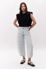 Ballerinas color chocolate con punta cuadrada, correa sobre el empeine con hebilla y apliques de tachas plateadas.