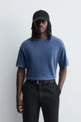 Camiseta de punto con corte boxy fit, cuello redondo y manga corta. Presenta un acabado con efecto lavado.