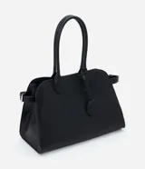 Cartera modelo stachel de tamaño grande, confeccionada en poliuretano color negro. Presenta asas cortas, cierre superior con botón a presión y detalles metálicos decorativos.