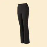 Legging deportivo de corte flare, color negro, con cintura alta y diseño ajustado en la parte superior que se ensancha hacia el ruedo.
