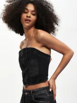 Top tipo corset confeccionado en denim negro, con escote strapless y cierre frontal con cremallera.