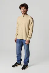 Camisa blanca de manga larga con cuello mao, confeccionada en lino y algodón.