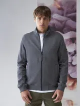 Campera tipo fleece de Benson & Thomas, con cierre frontal completo, cuello alto y textura acolchada en el panel frontal. Posee puños y ruedo acanalados.