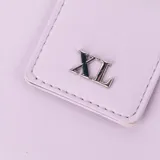 Billetera tipo clutch color lila con solapa frontal y cierre de botón a presión. Presenta un dije metálico con las letras "XL" en el centro. Incluye una correa de muñeca desmontable.