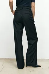 Pantalón de vestir color beige, de corte recto y tiro alto.